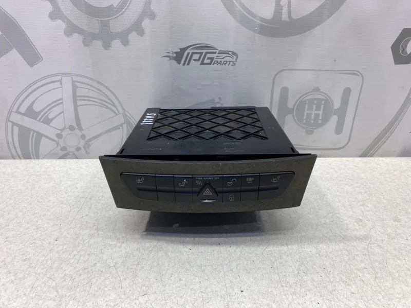 Вещевой отсек центральной консоли Mercedes-benz 2007 W211