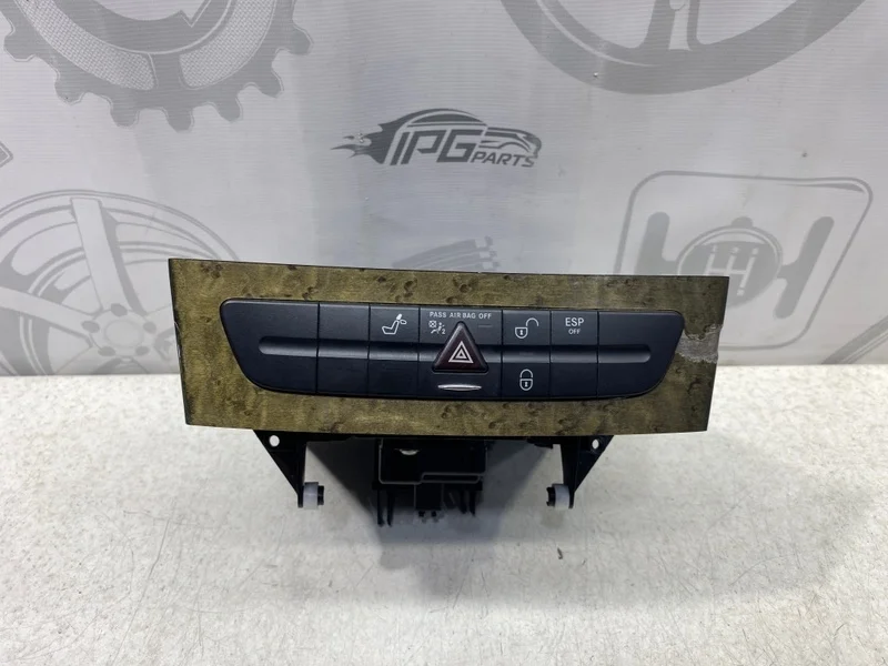 Вещевой отсек центральной консоли Mercedes-benz 2006 W211