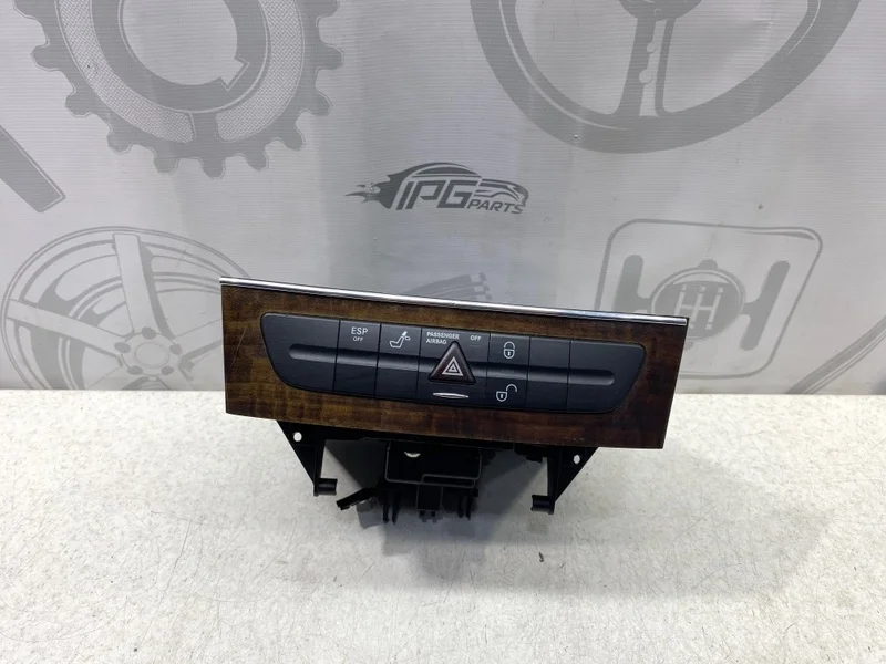 Вещевой отсек центральной консоли Mercedes-benz 2002 W211