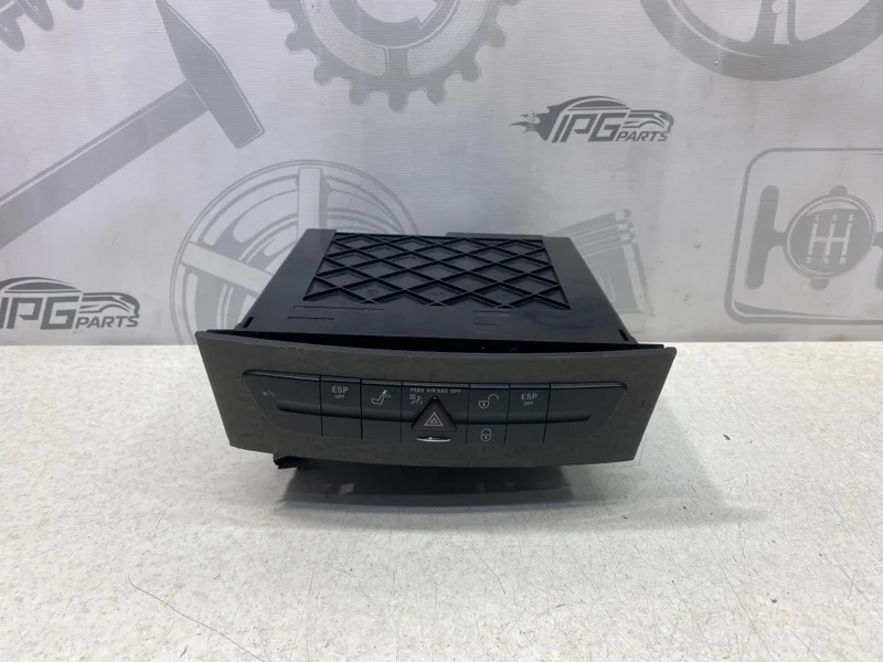 Вещевой отсек центральной консоли Mercedes-benz 2004 W211