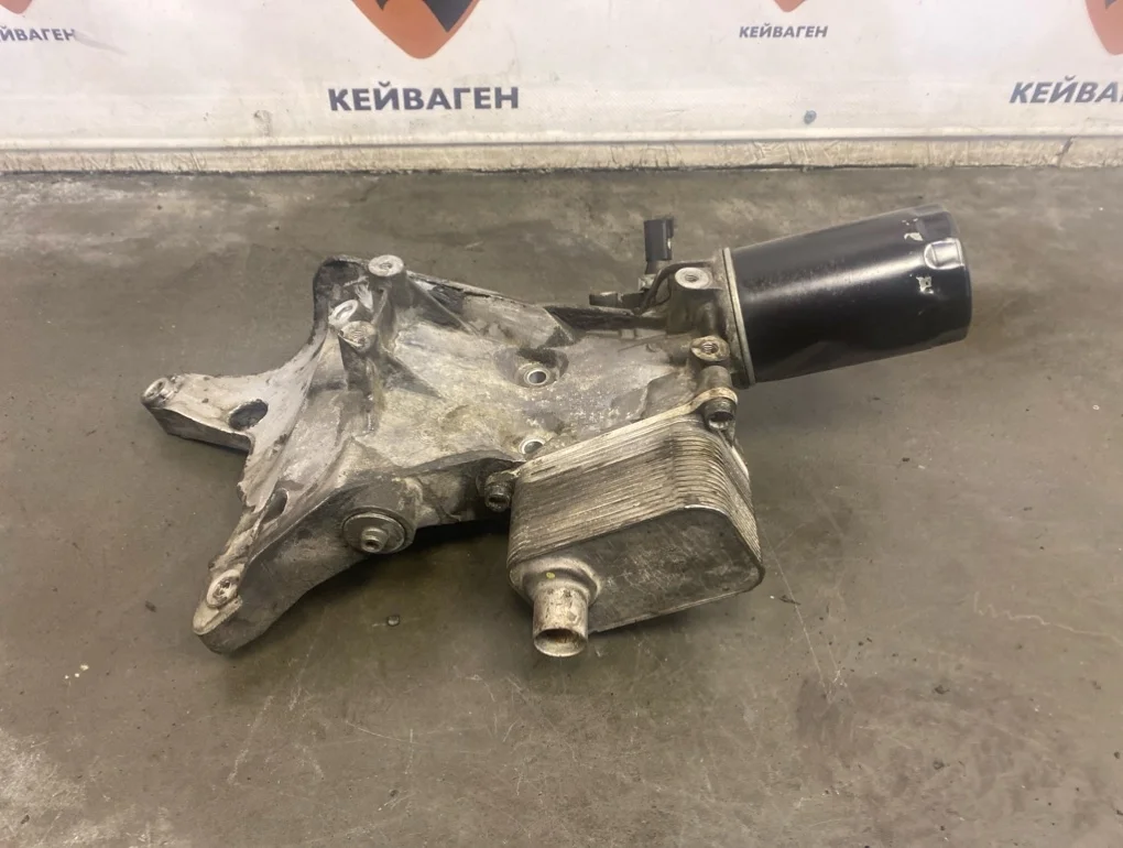 Корпус масляного фильтра теплообменником Volkswagen Passat 2009 B6