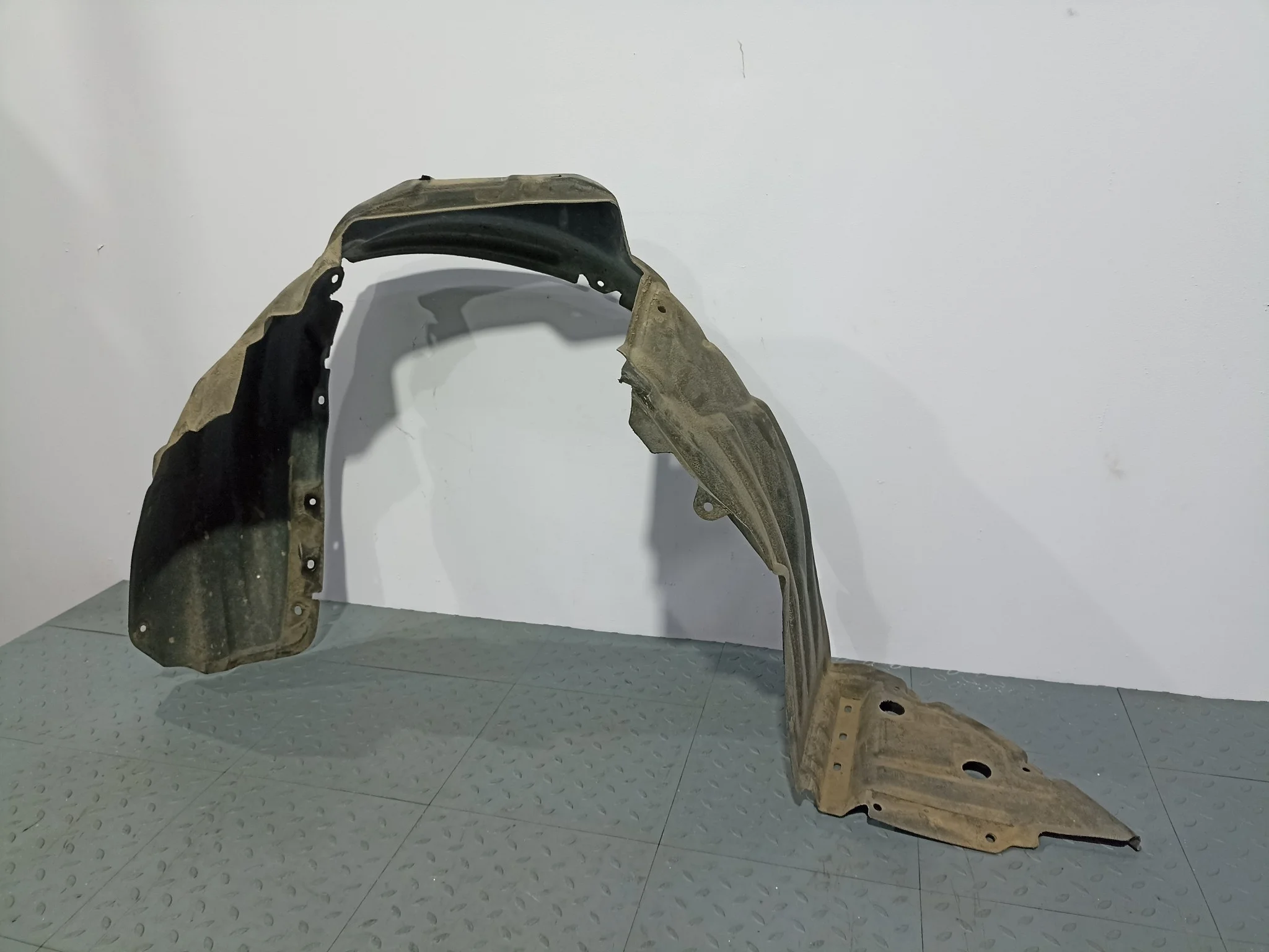 ПОДКРЫЛОК MITSUBISHI GRANDIS NA4W NA8W ПЕРЕДНИЙ ЛЕВЫЙ MN161059