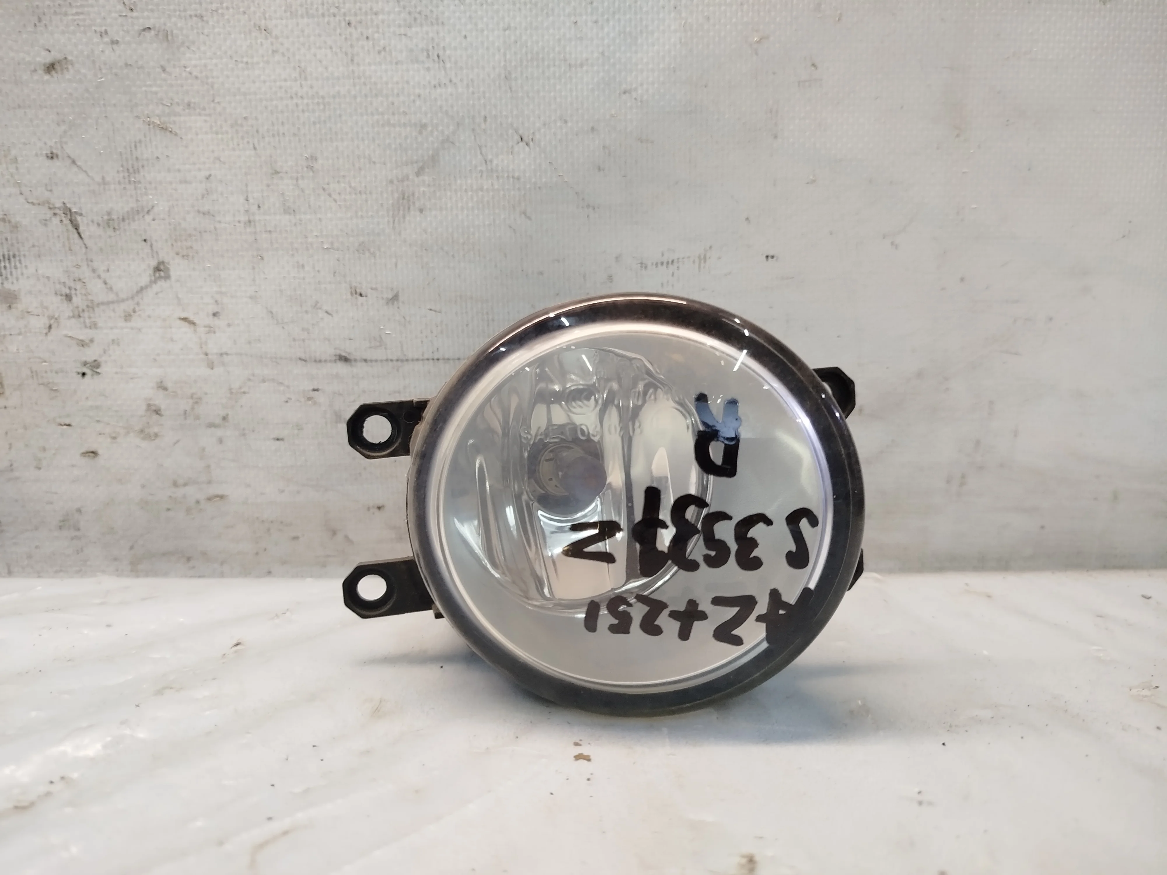 ТУМАНКА TOYOTA DAIHATSU SUBARU LEXUS ПРАВО 812100D040 S3931Z