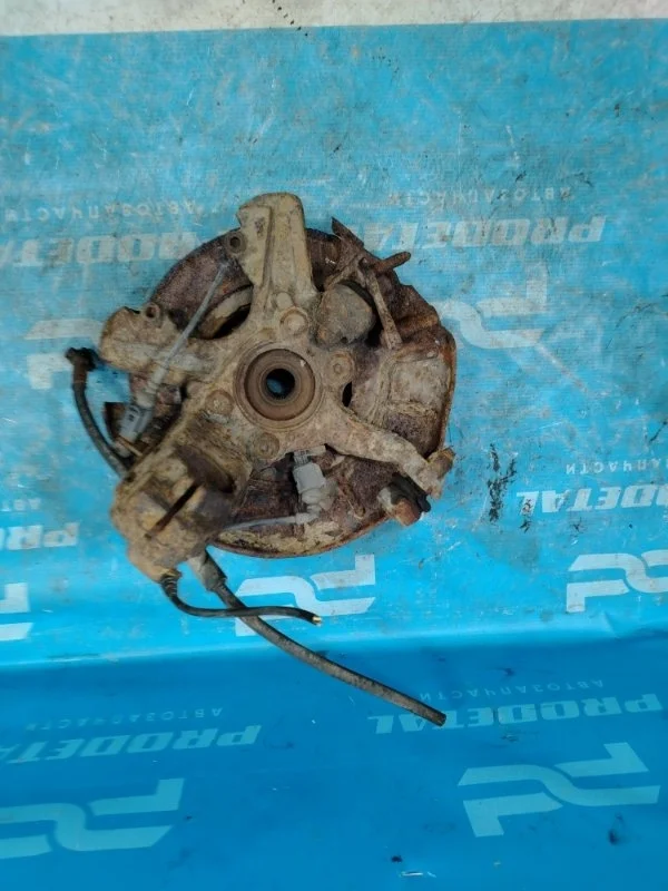 Кулак поворотный передний левый Volkswagen Golf 5