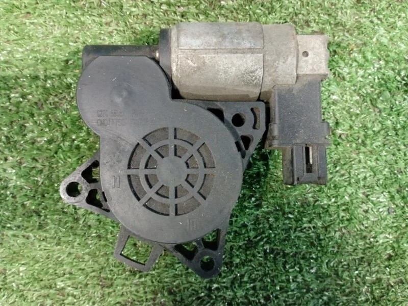 Моторчик стеклоподъемника задний левый Mazda 3 BK