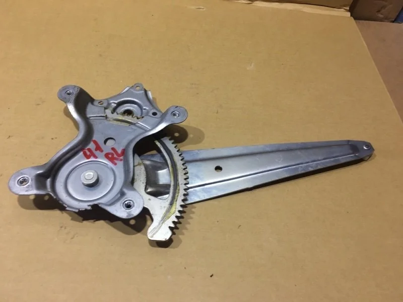 Стеклоподъемник электр. задний левый Toyota Land Cruiser 2017 6980435080 URJ202 1VD-FTV 4.5