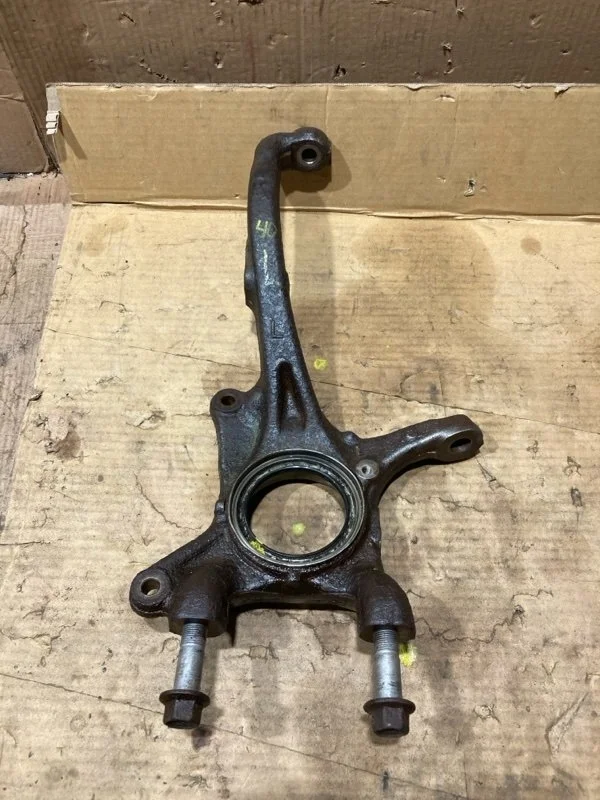 Кулак поворотный передний левый Toyota Land Cruiser 2010 4321260190 URJ200 1VD-FTV 4.5