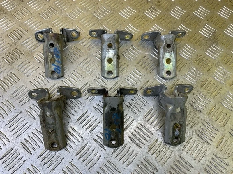 Петля двери Mitsubishi L200 (2006-2015) 2006 5702A033 ПИКАП 2.5 D 4D56