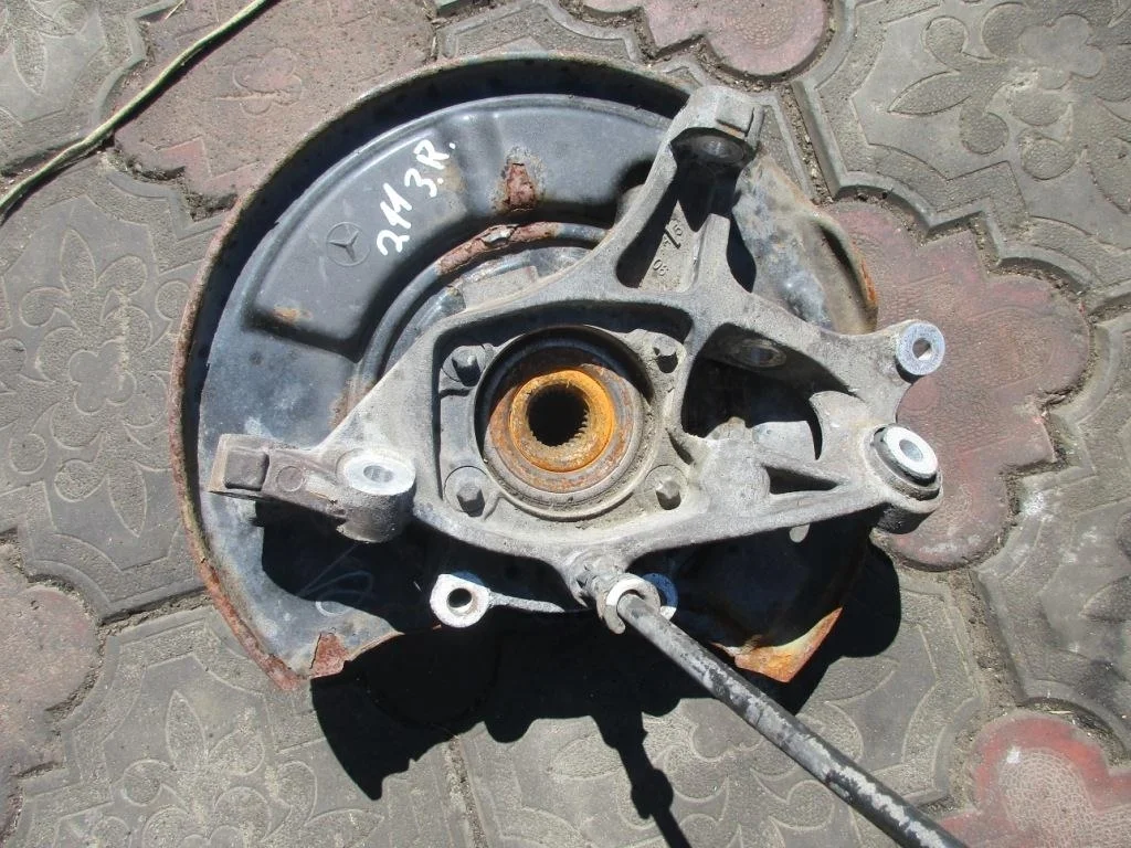 Кулак подвески задний правый Mercedes-Benz