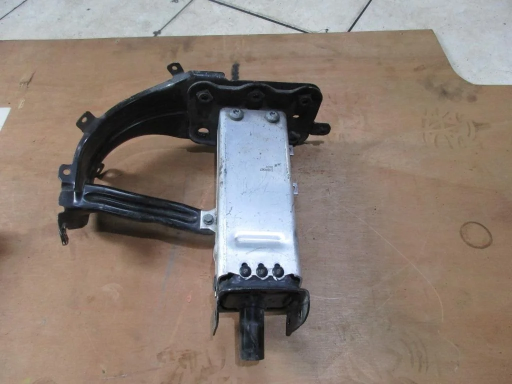 Кронштейн усилителя переднего бампера Mercedes-Benz