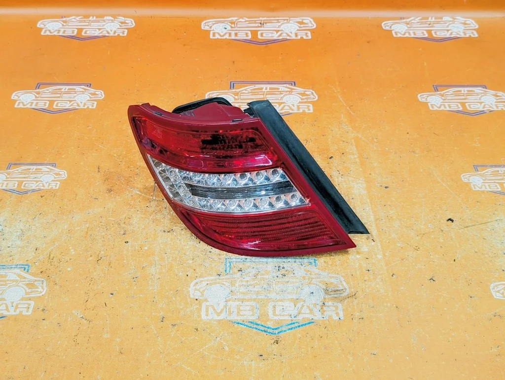 Фонарь задний левый Mercedes-Benz