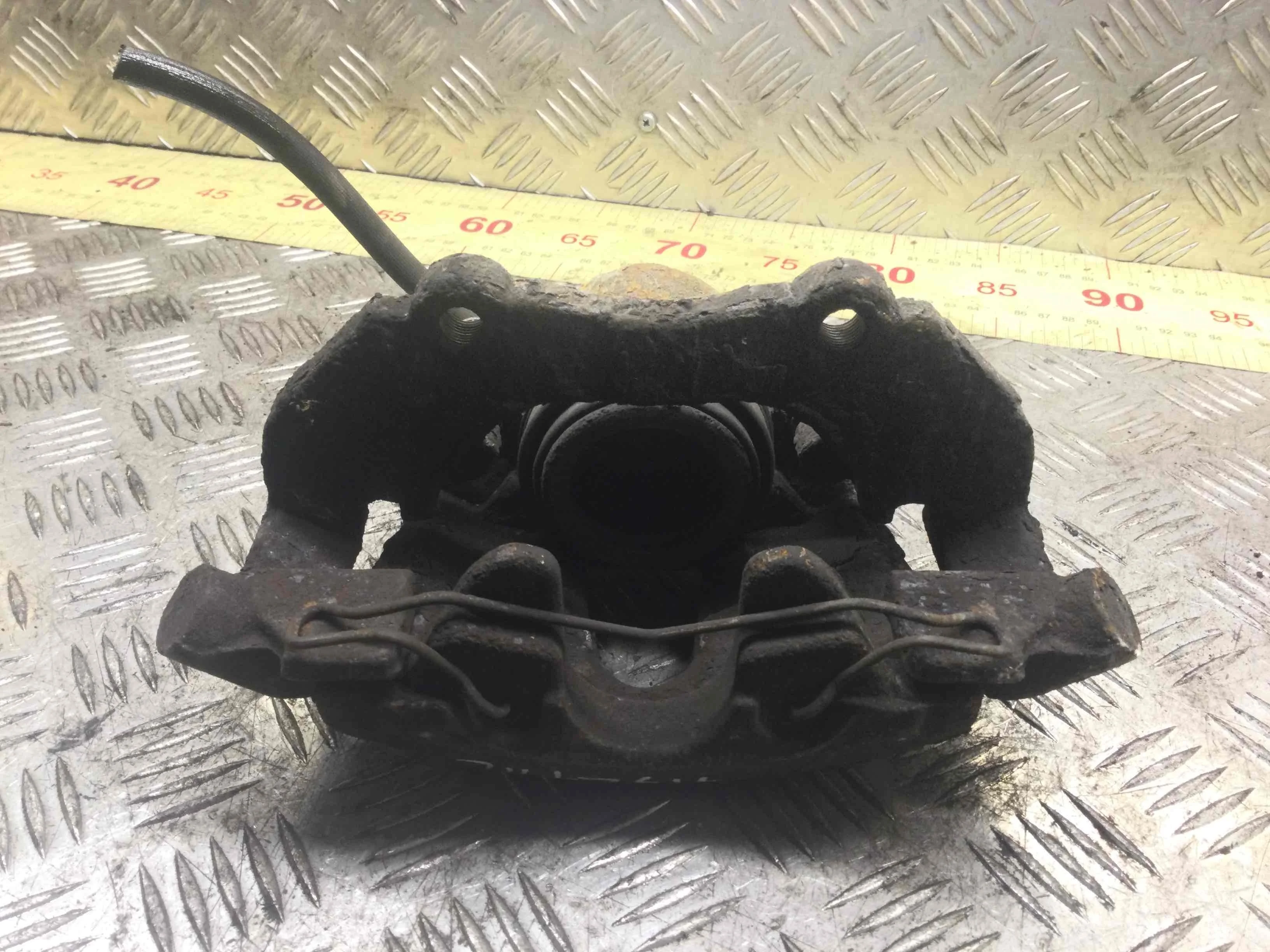 Суппорт передний левый Mazda 5 1 поколение (2005-2008) бензин 2.0 i Механика Минивэн