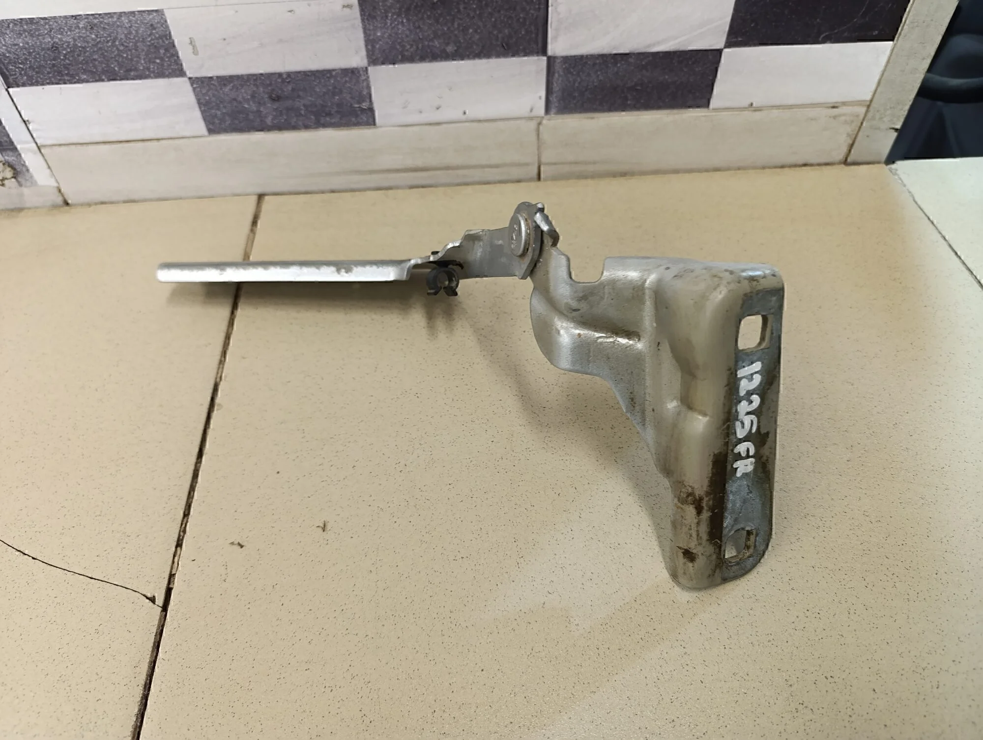 Петля капота правая C4 2005-2011