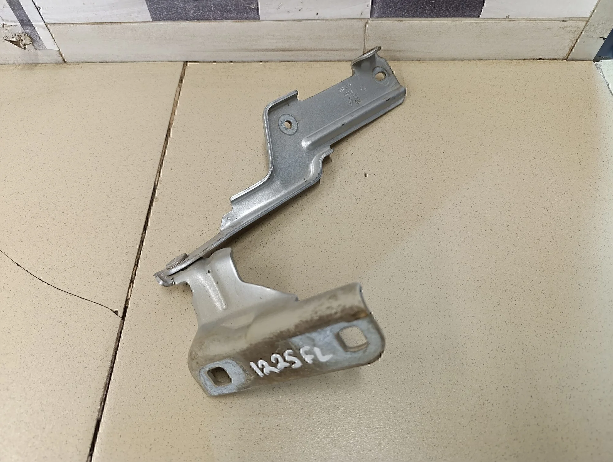 Петля капота левая C4 2005-2011