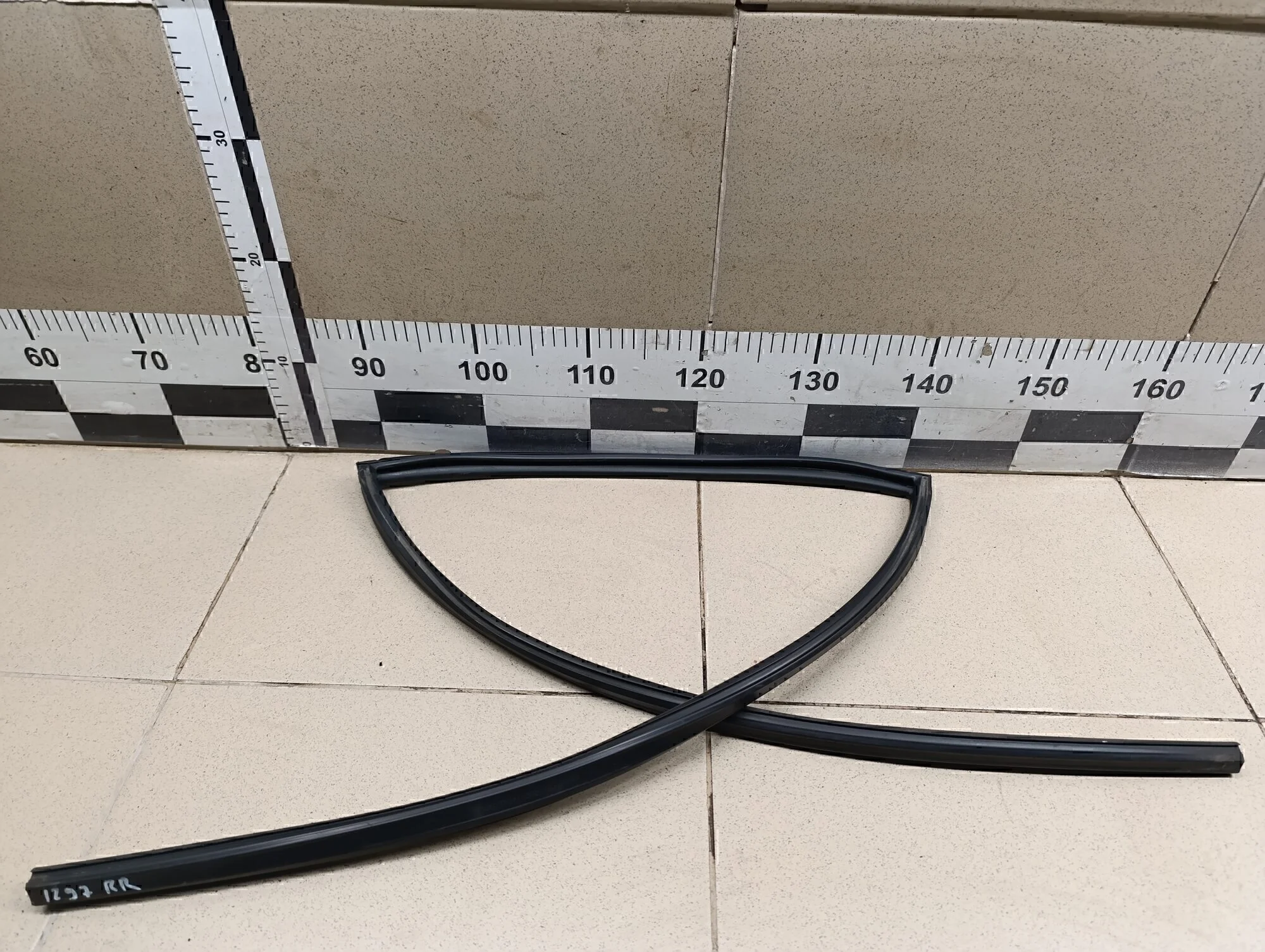 Уплотнитель стекла двери Grand Vitara 2006-2015