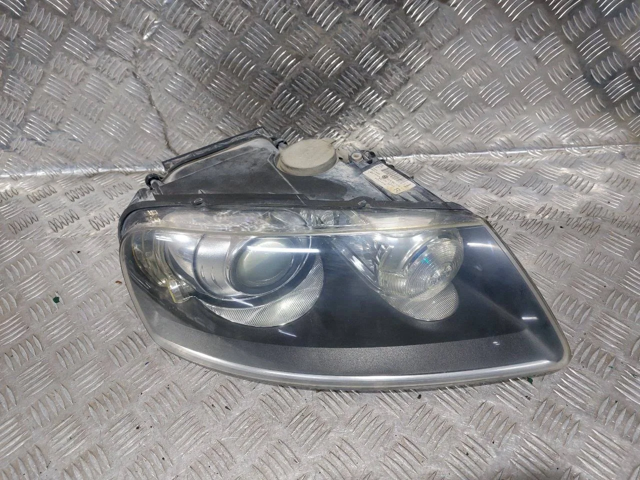 фара правая Volkswagen Touareg