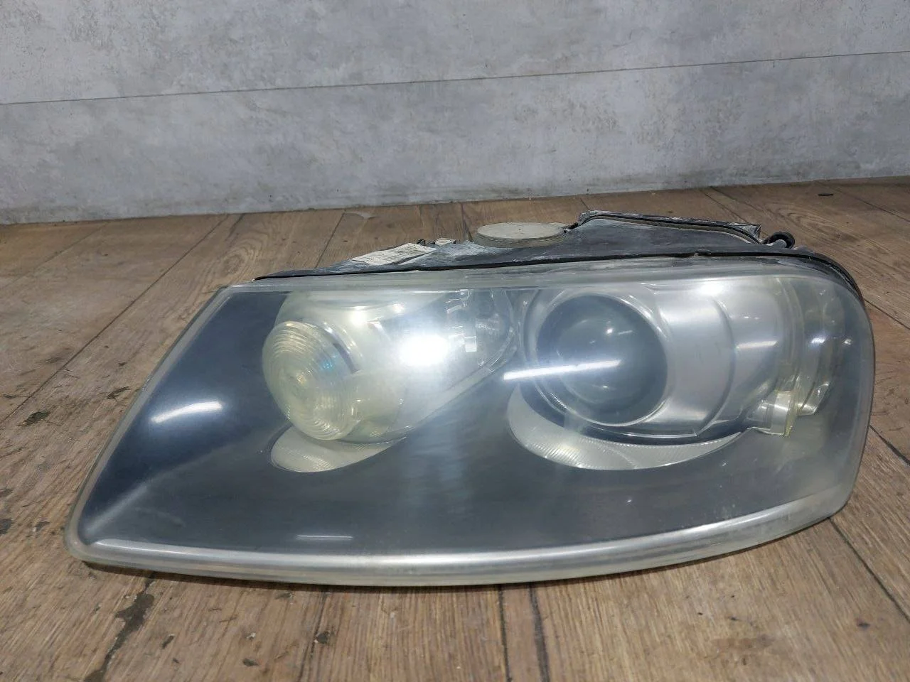 фара левая Volkswagen Touareg