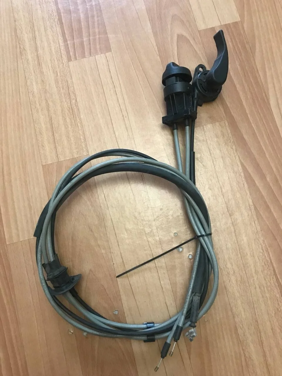 Трос замка капота Renault Duster 656200033R