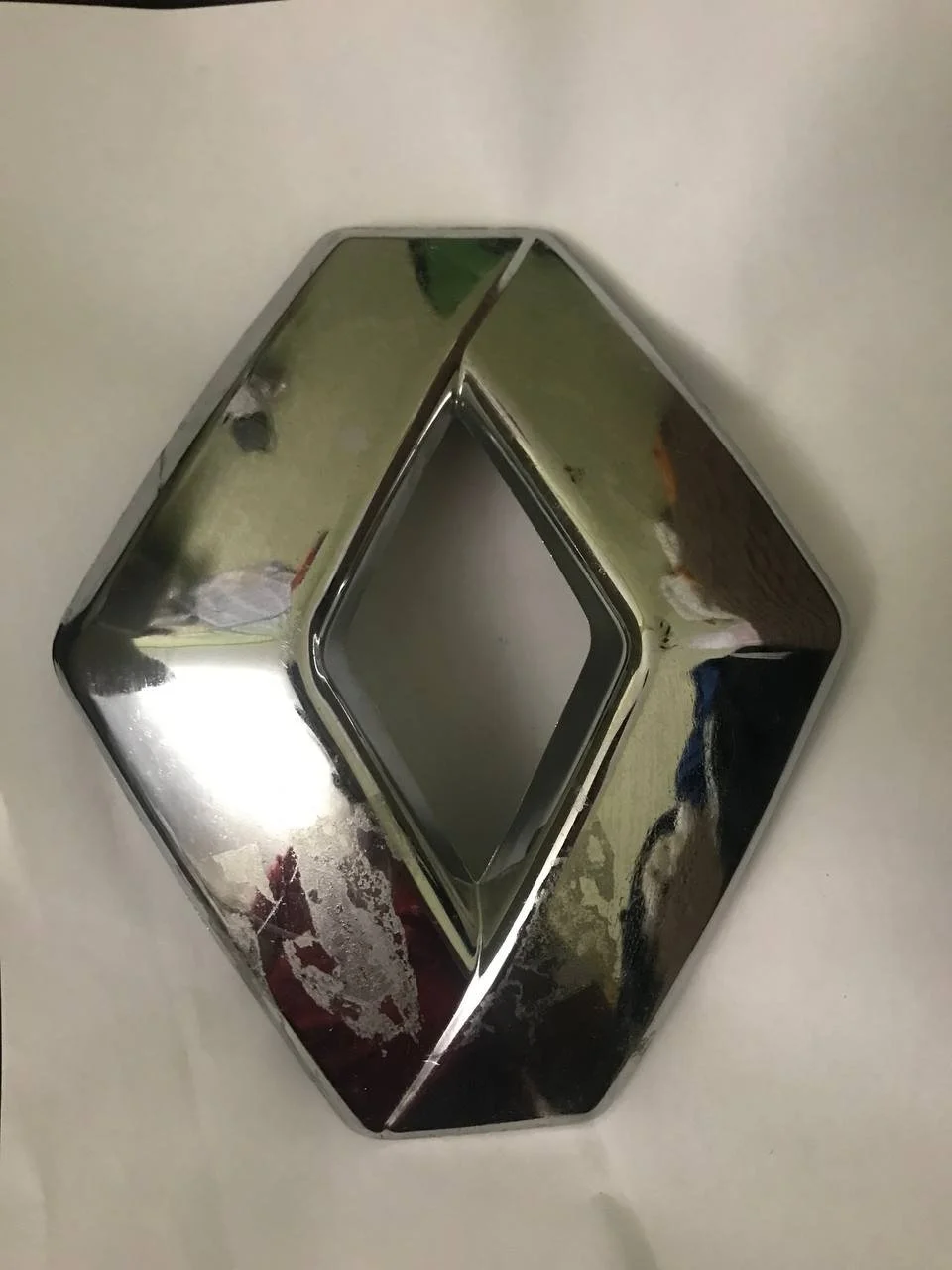 Эмблема Renault Logan 628909470R, передняя