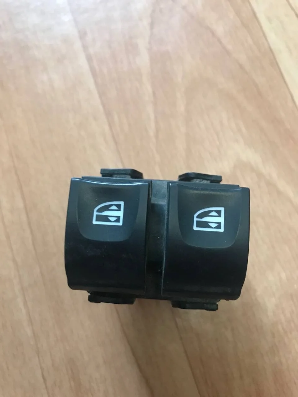 Блок управления стеклоподъемниками Renault Logan 254110431R