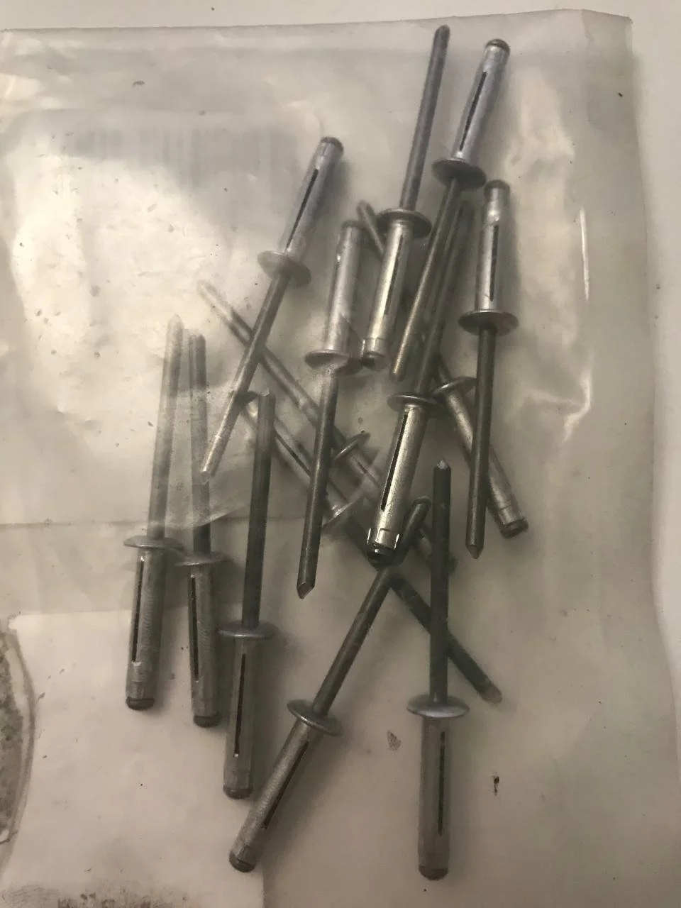 Заклепка бампера Mercedes CLA A0039909497