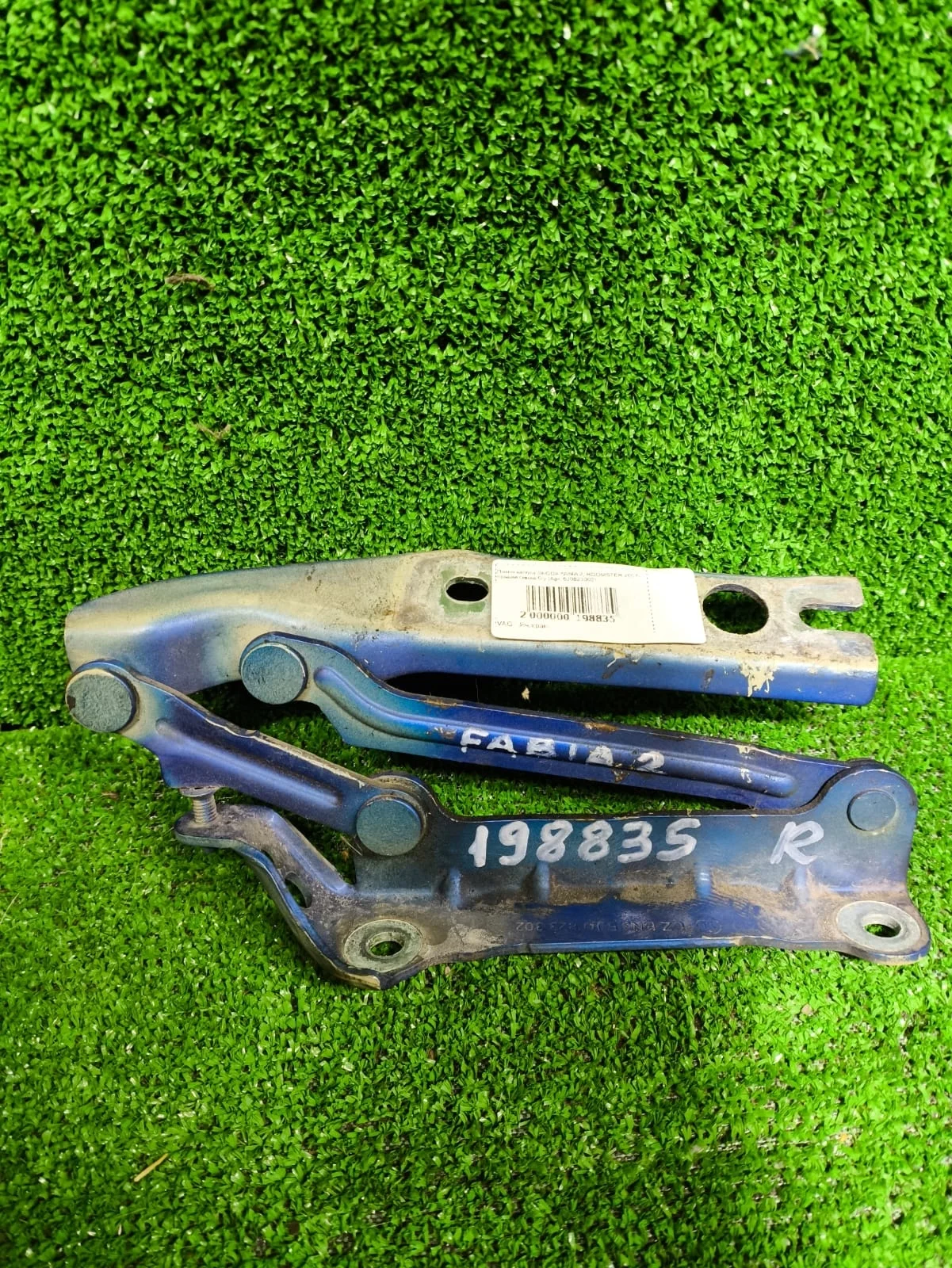 Петля капота SKODA FABIA 2, ROOMSTER 2007- правая синяя б/у FABIA 2(2007-2015);ROOMSTER(2007-2015)