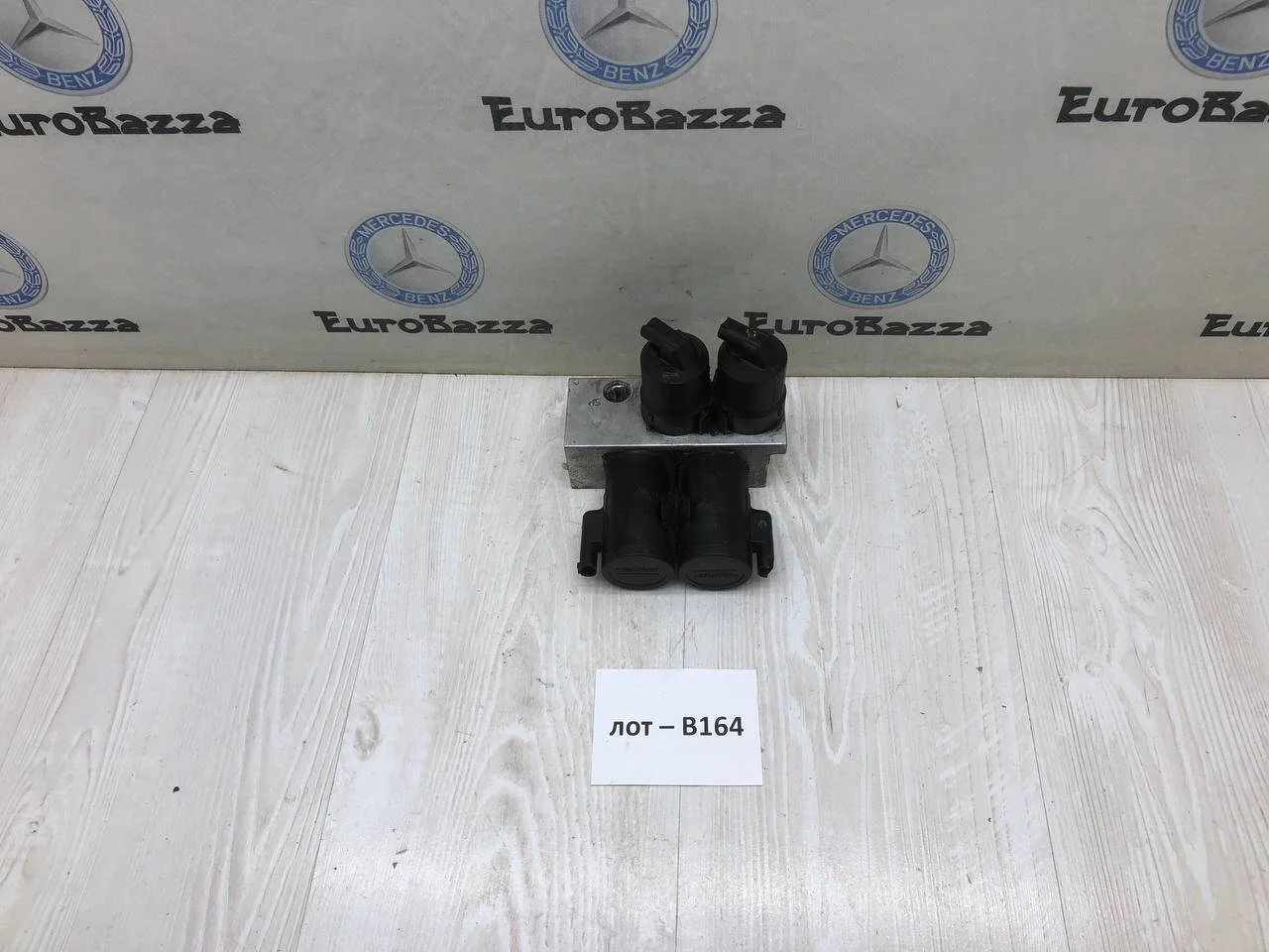 Блок клапанов гидроподвески левый Mercedes W220