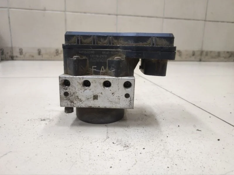 Блок ABS (насос) Toyota Corolla E150