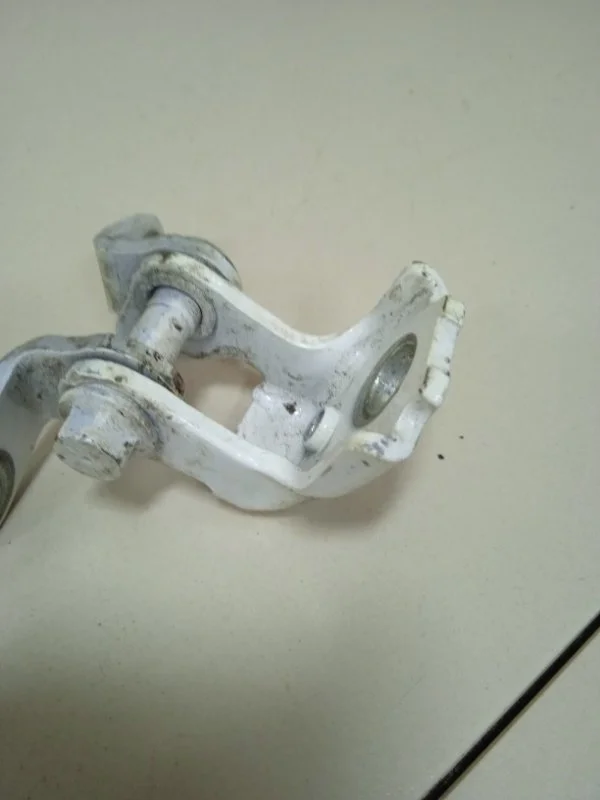 Петля двери верхняя правая Skoda Fabia 2 CGPA 1.2