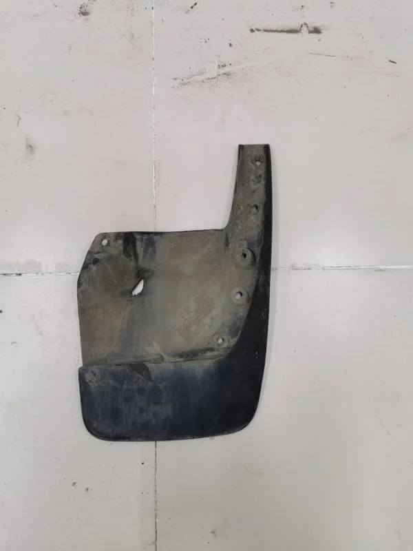 Брызговик передний правый Toyota Land Cruiser