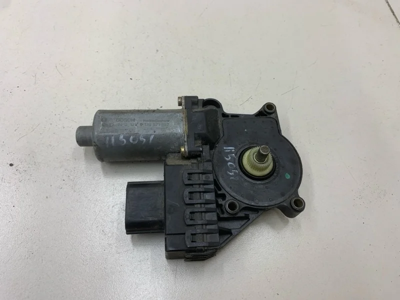 Моторчик стеклоподъемника задний правый Ford Focus