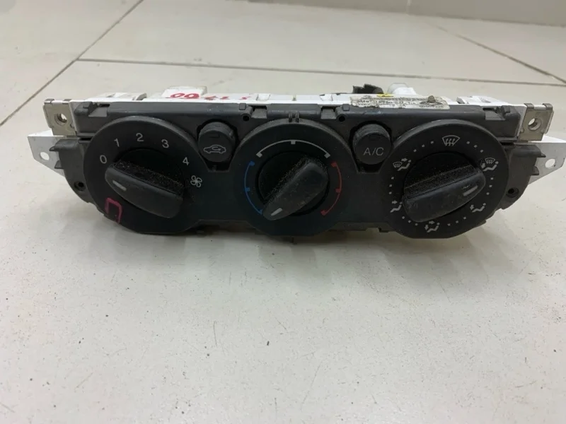 Блок управления отопителем Ford Focus 2