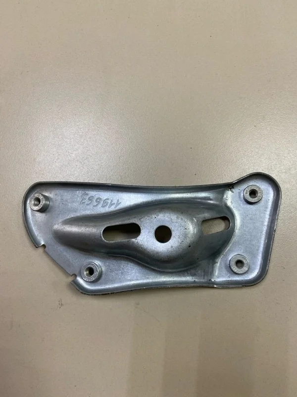 Кронштейн крыла передний правый Skoda Octavia A5