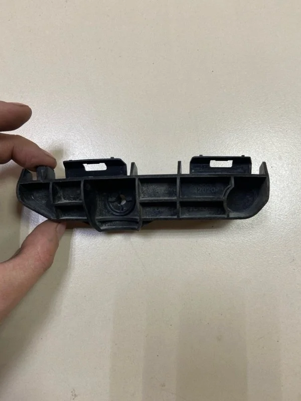 Кронштейн бампера задний правый Toyota RAV4 CA40