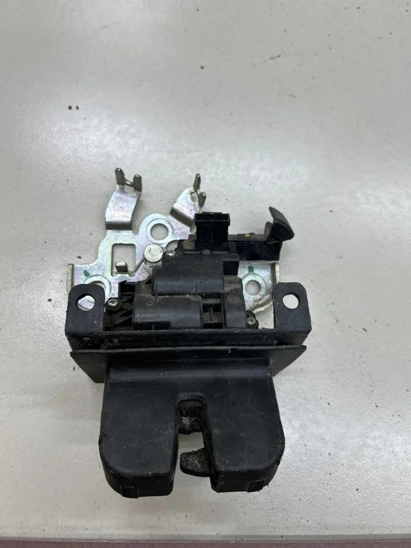 Замок крышки багажника Skoda Octavia A7 5E