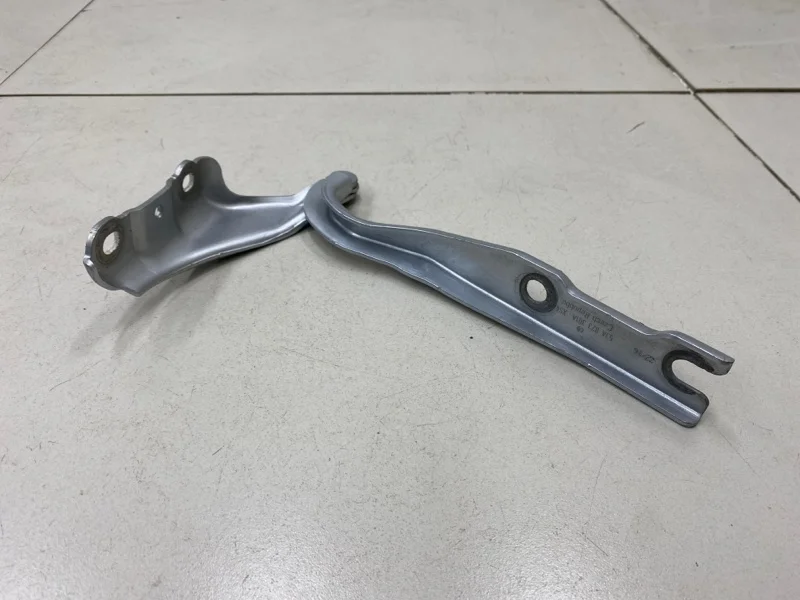 Петля капота левая Skoda Rapid 1