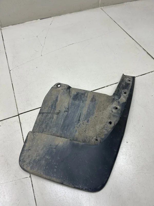 Брызговик передний правый Toyota Land Cruiser