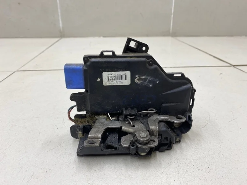 Замок двери передний левый Volkswagen Phaeton 3D