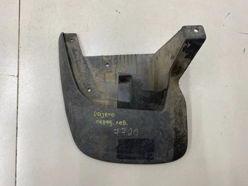 Брызговик передний левый Mitsubishi Pajero Sport 2