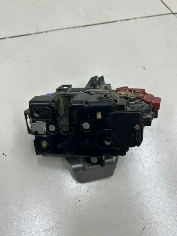 Замок двери задний правый Audi A8 D3 4E