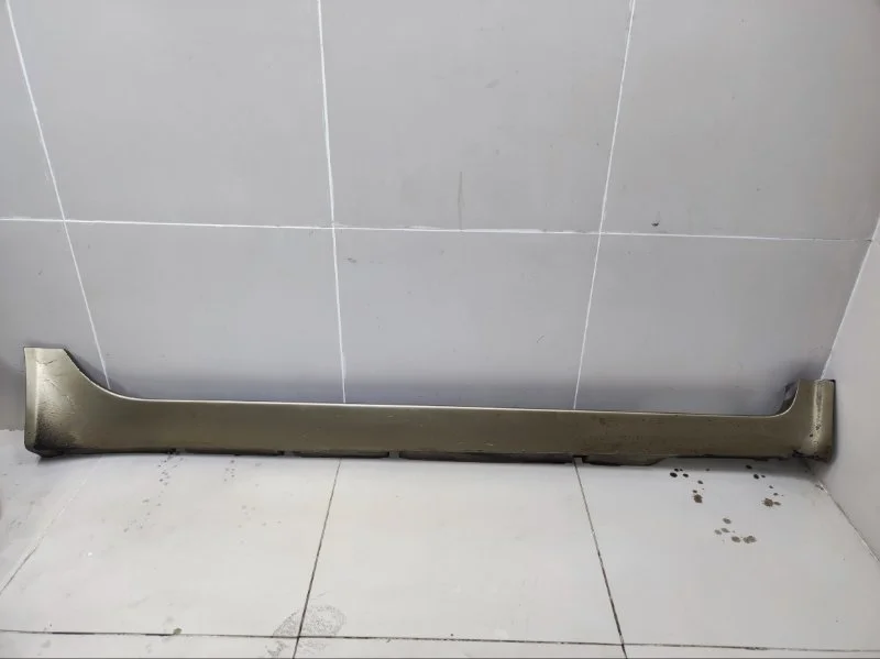 Накладка на порог (наружная) правая Nissan Primera