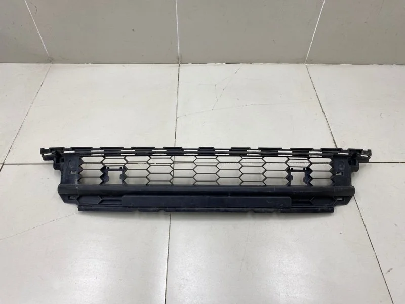 Решетка в бампер центральная Skoda Kodiaq