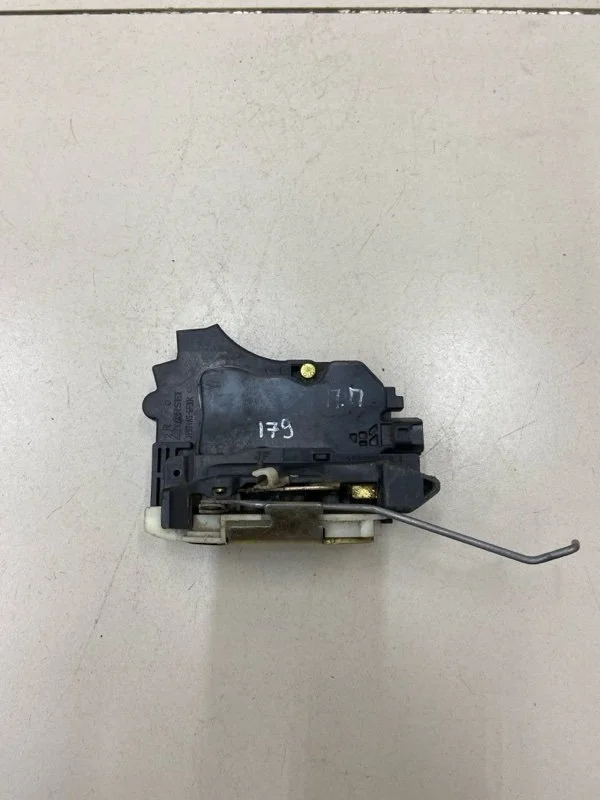 Замок двери передний правый Mitsubishi Lancer 9 CS