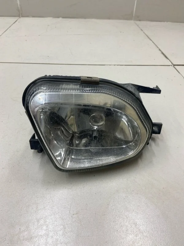 Фара противотуманная правая Mercedes-Benz E-class