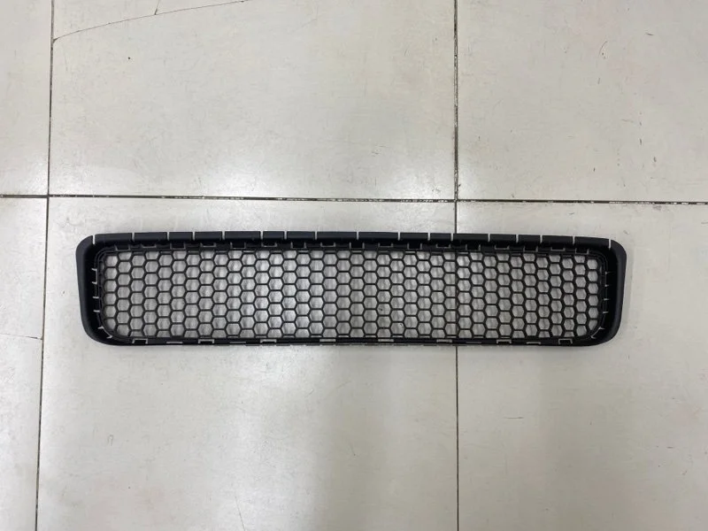 Решетка в бампер центральная Volkswagen Touareg 1