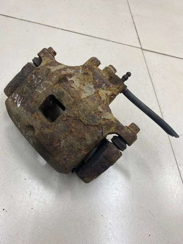 Суппорт тормозной передний левый Mitsubishi Lancer