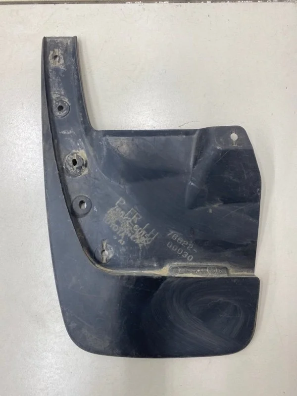 Брызговик передний левый Toyota Land Cruiser Prado