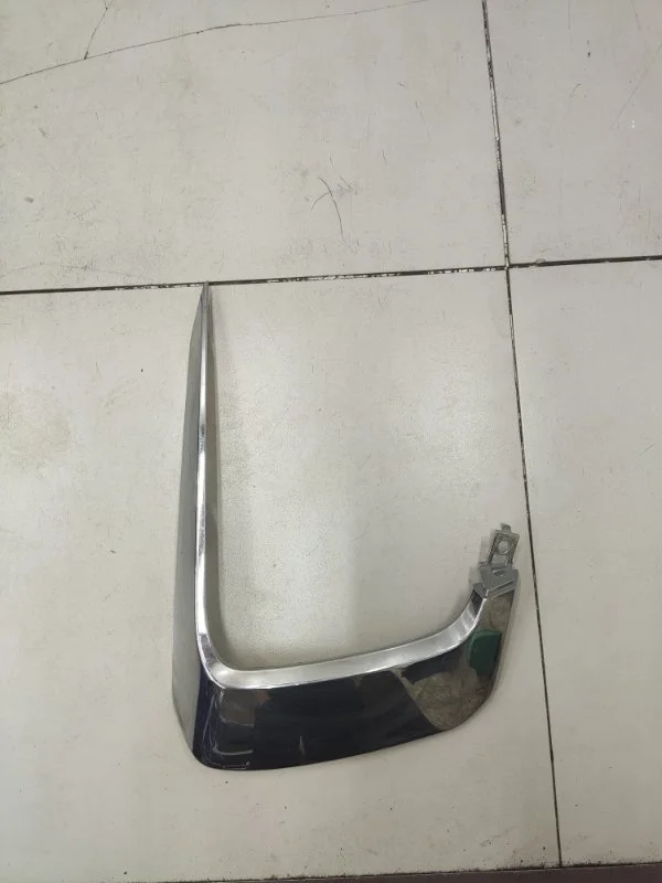 Накладка бампера передняя левая Mitsubishi Pajero