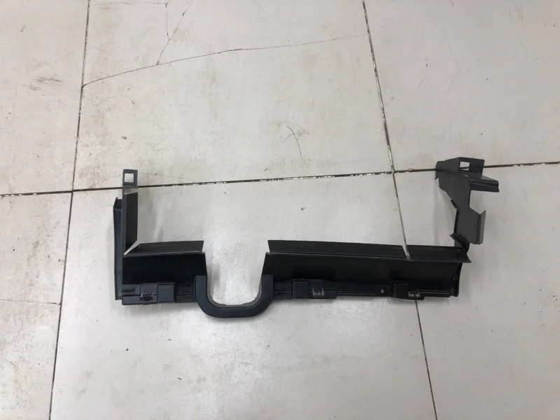 Дефлектор радиатора верхний Renault Duster 1