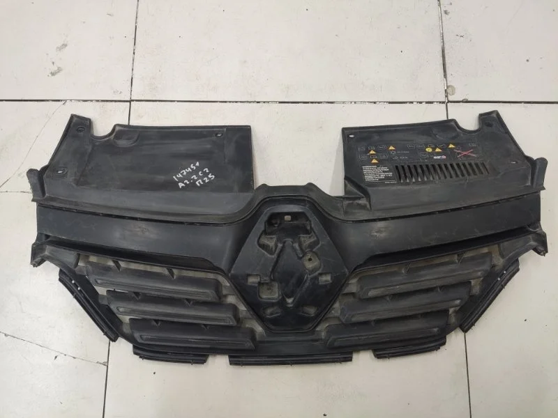 Решетка радиатора Renault Logan 2
